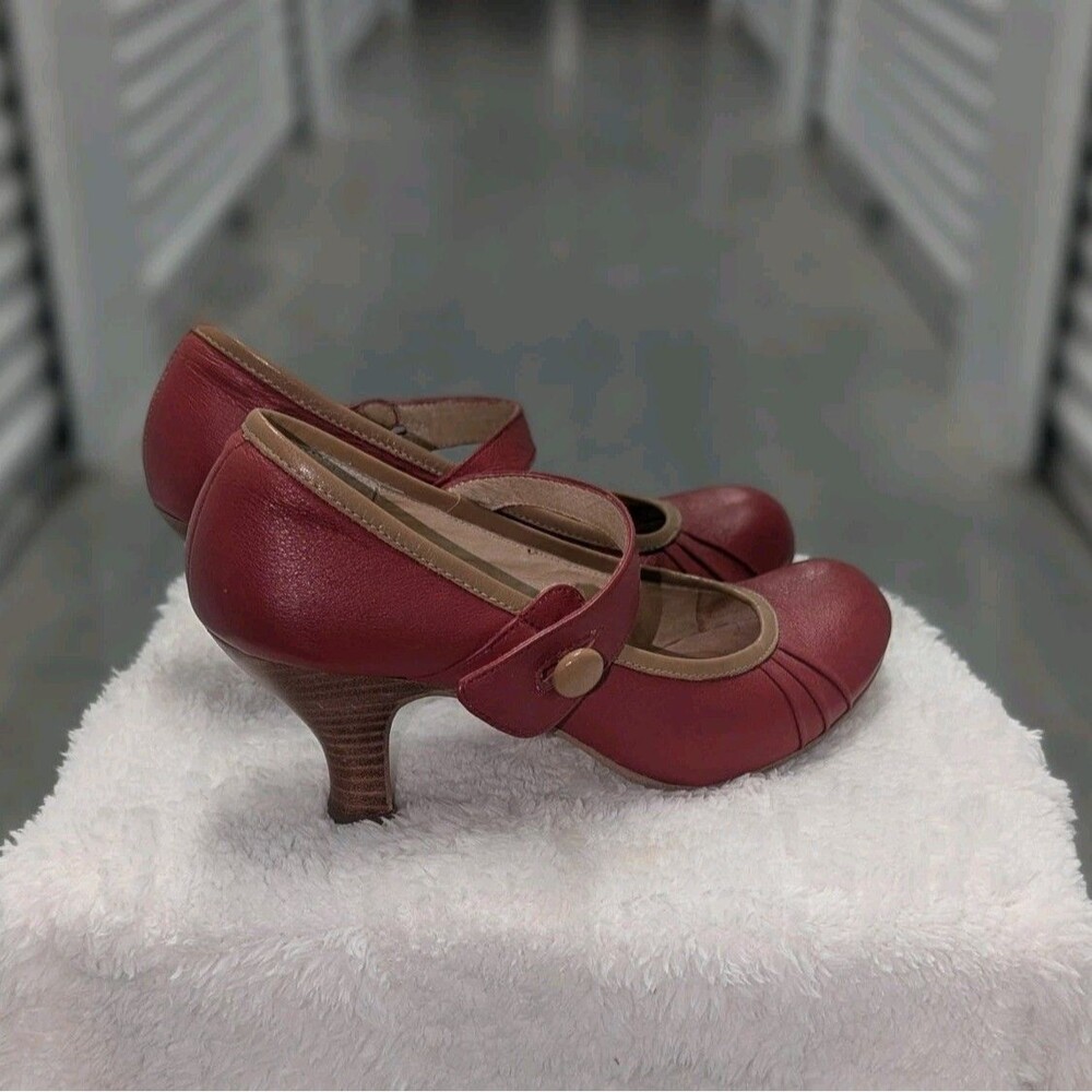 Vintage Red Tan Trim Leather Mary Jane Kitten Heels Y2K - Clasikal Size 7M